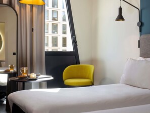 Standard Room, 2 Katil Bujang (Single) | Peralatan tempat tidur premium, meja, langsir/tirai gelap terus 