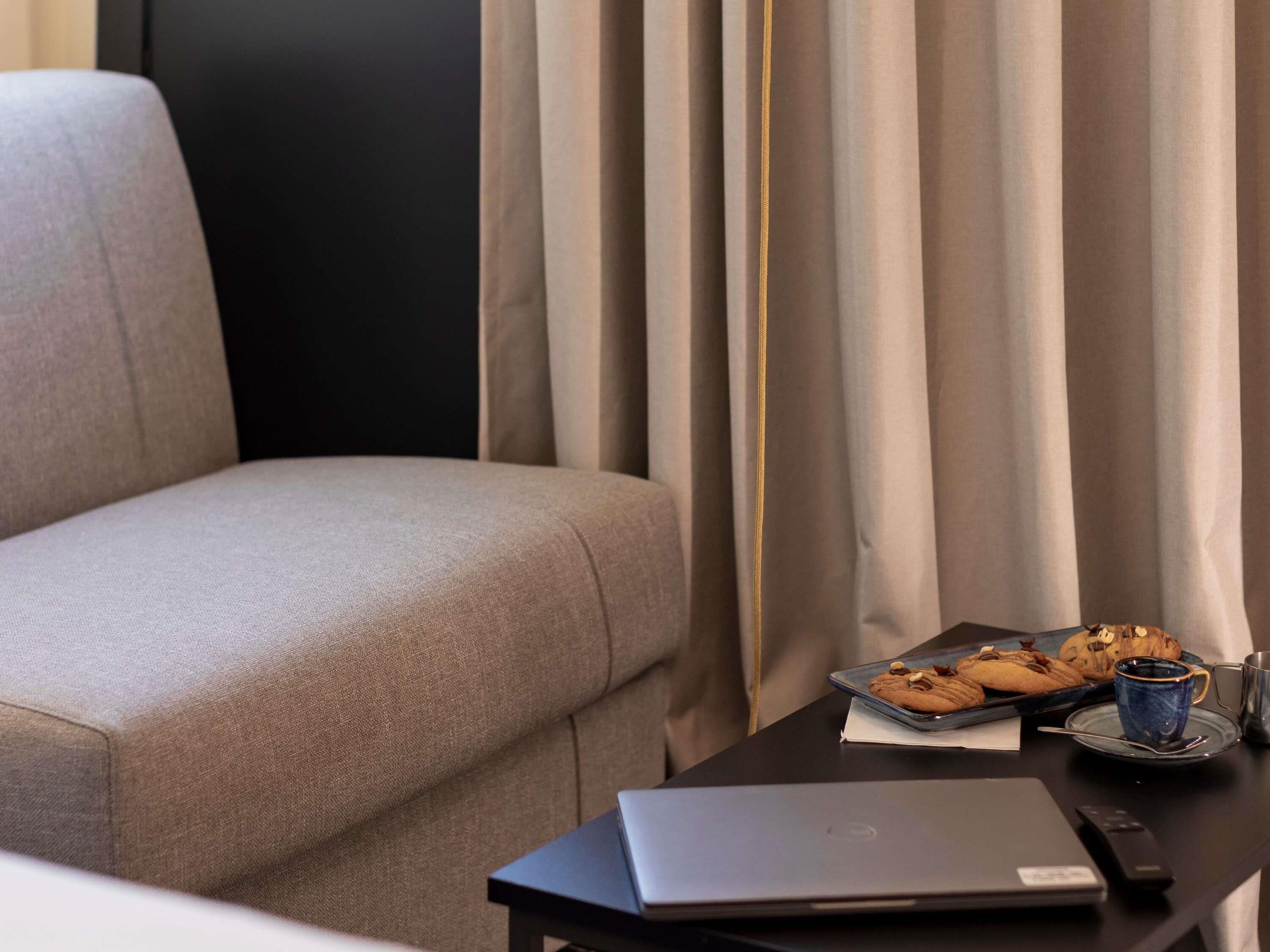 Habitación estándar, 1 cama doble con sofá cama | Ropa de cama de alta calidad, escritorio, cortinas opacas