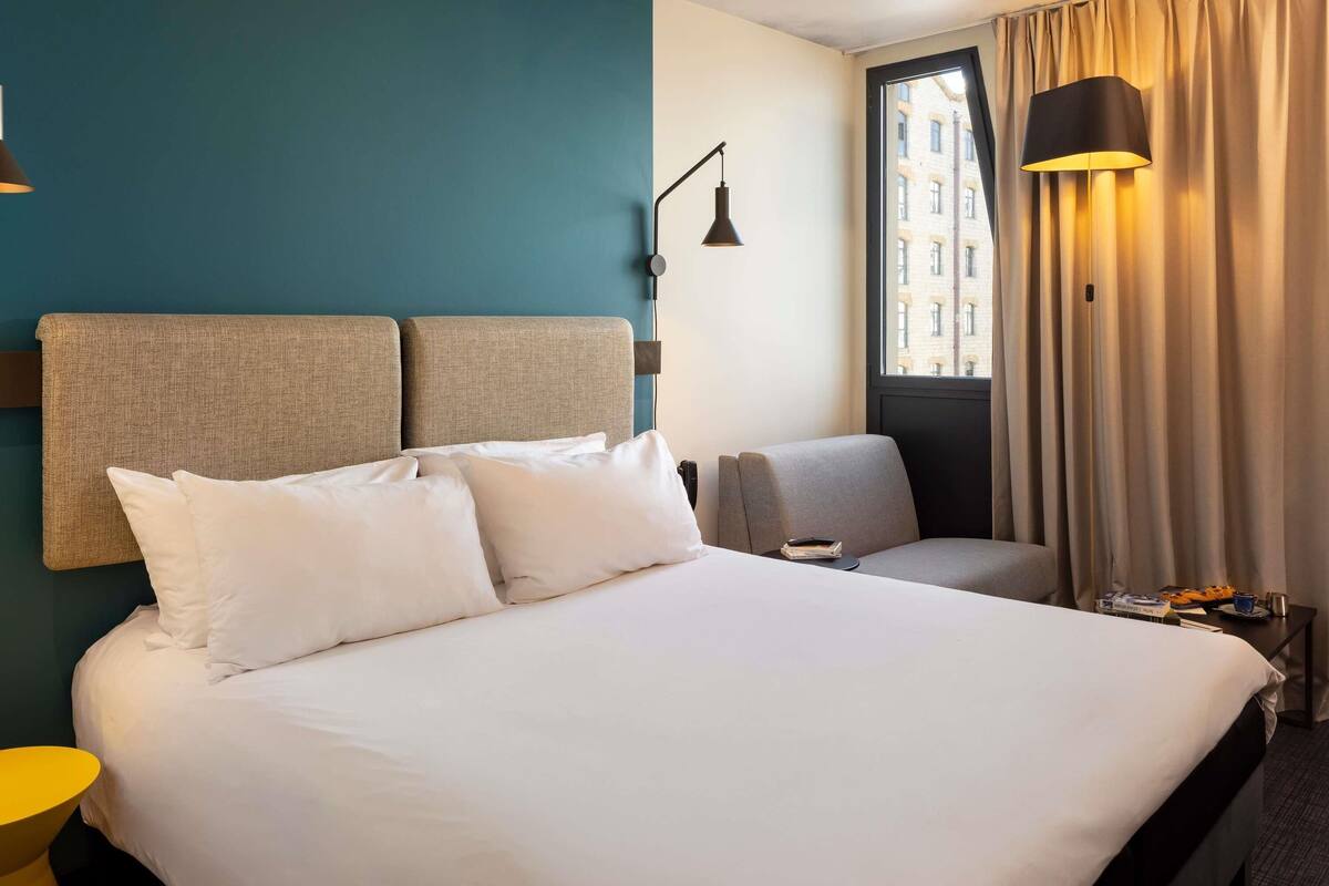 Premium bedding, desk, blackout curtains, soundproofing