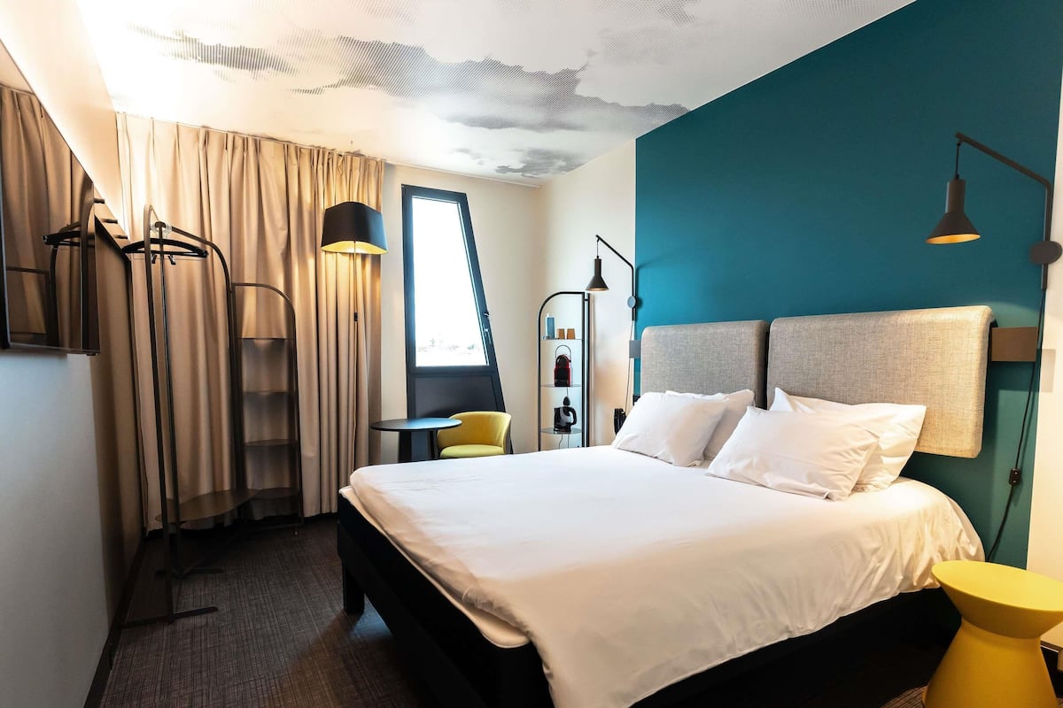 Premium bedding, desk, blackout drapes, soundproofing