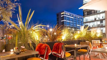 Bar (trong khuôn viên)