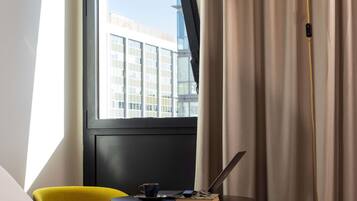 Literie de qualité supérieure, bureau, rideaux occultants