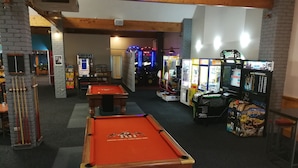 A pool table, arcade machines, and a billiards table in a recreational area. - Ascot Oamaru Motel (Oamaru)
