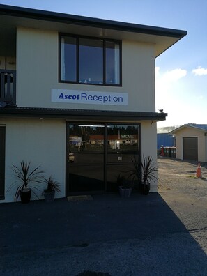 Front of property - Ascot Oamaru Motel (Oamaru)