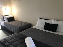Ropa de cama de alta calidad y caja de seguridad en la habitación 