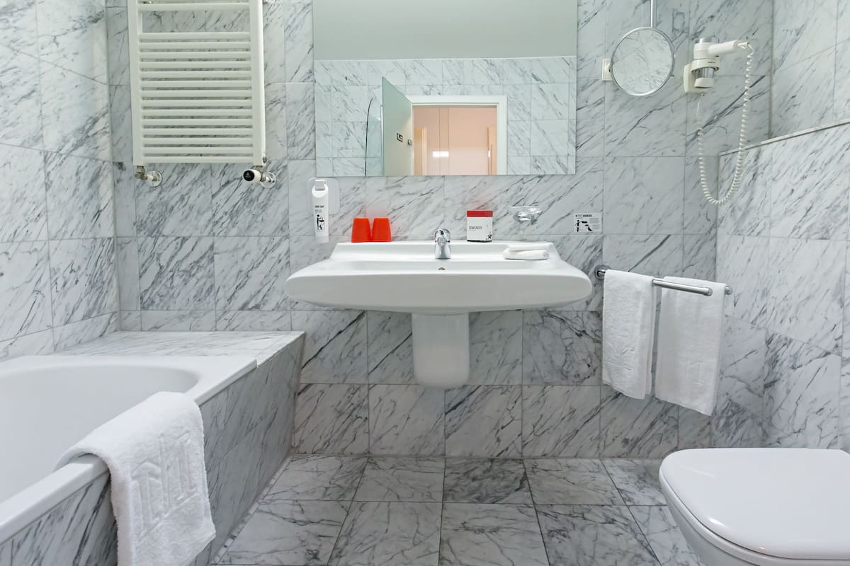 suite | bathroom | free toiletries, hair dryer, towels