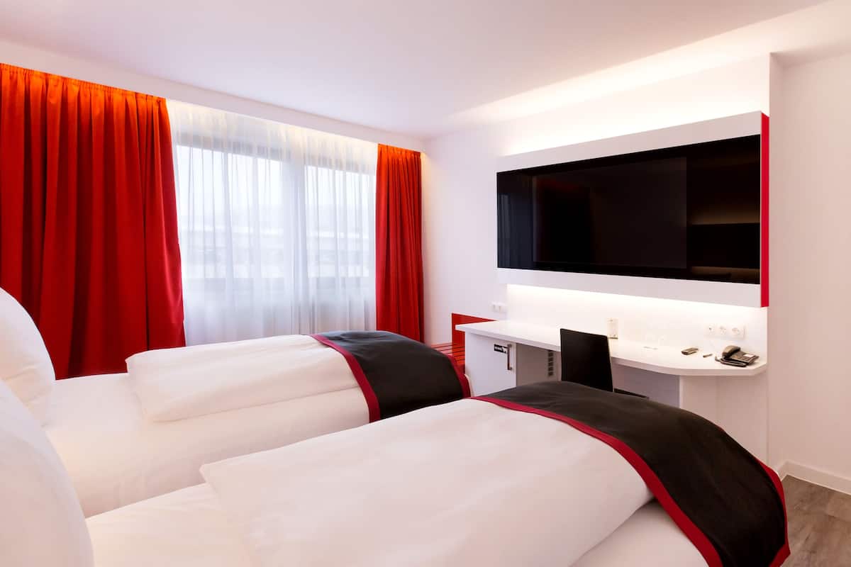 Standard Double or Twin Room | Bar mini, peti besi dalam bilik, meja, seterika/papan seterika 