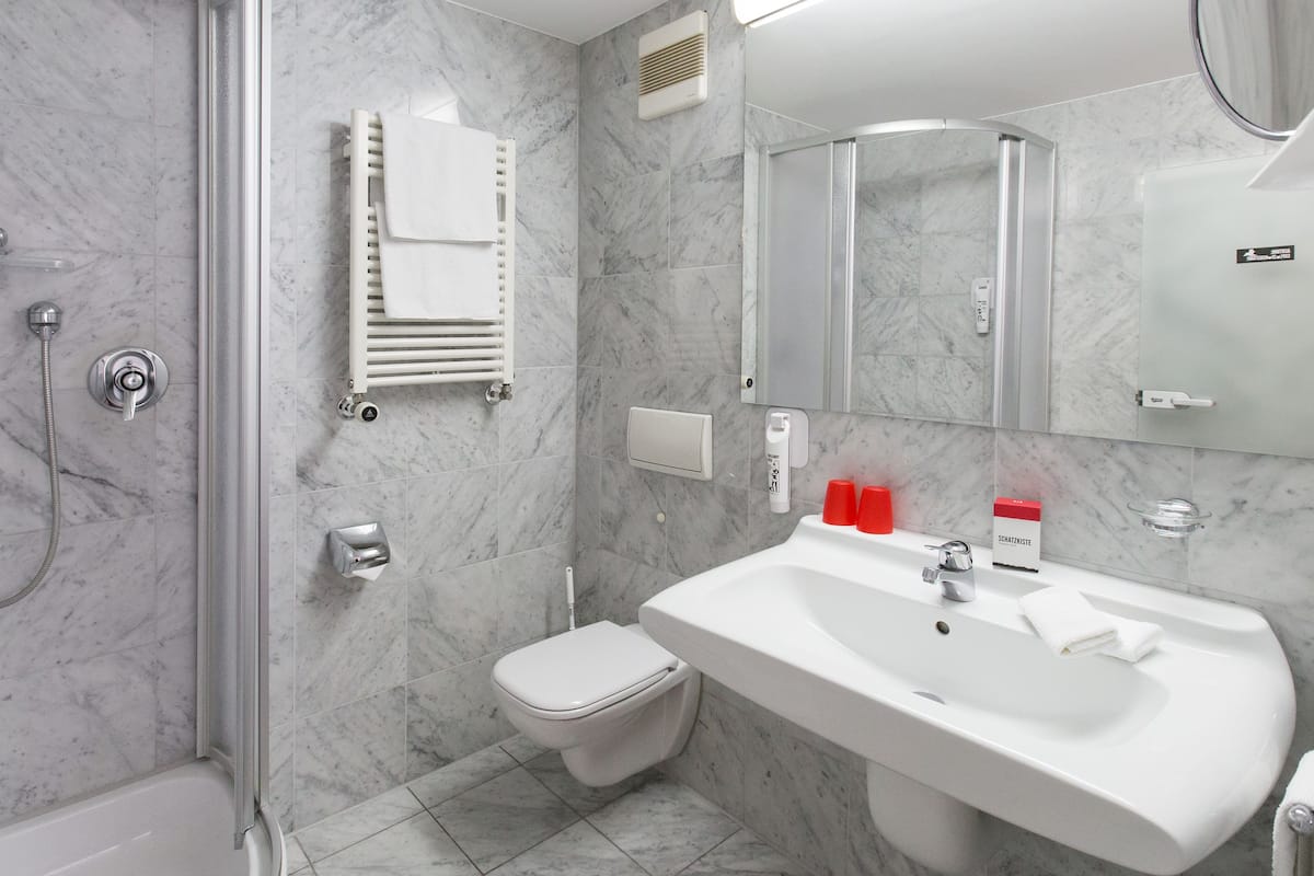 standard double or twin room | bathroom | free toiletries, hair dryer, towels