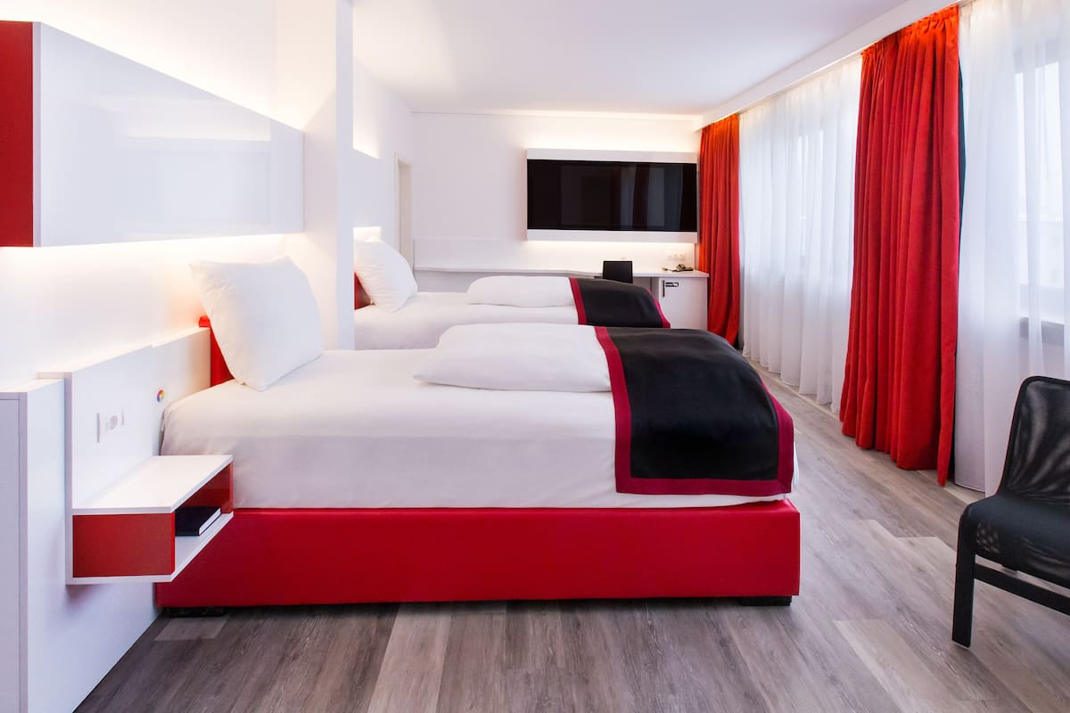 Suite | Bar mini, peti besi dalam bilik, meja, seterika/papan seterika 