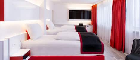 Una habitación de hotel moderna con una cama grande, un escritorio y un televisor.