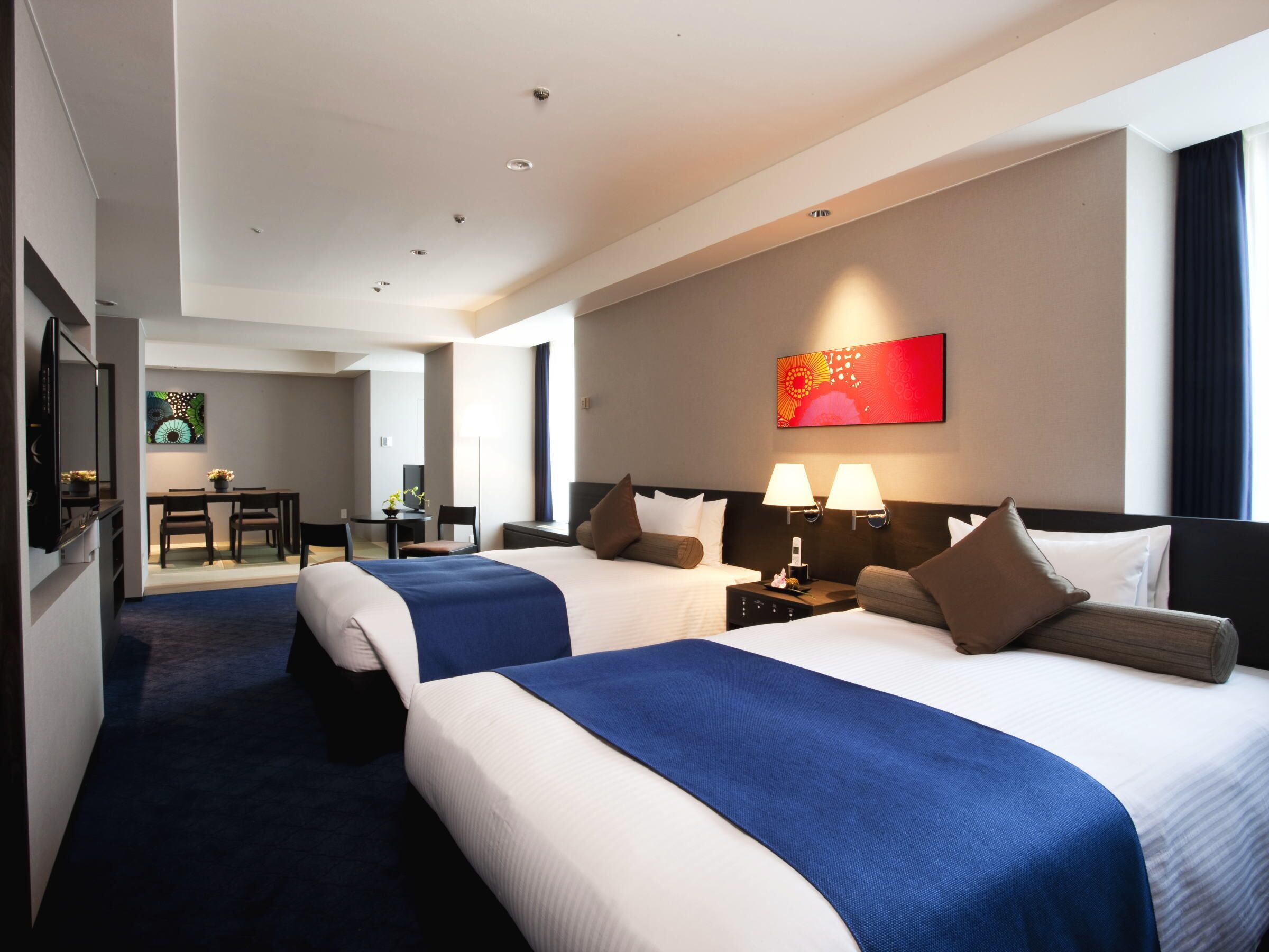 Selimut bulu angsa dan dilengkapi dengan perabotan berbeda-beda