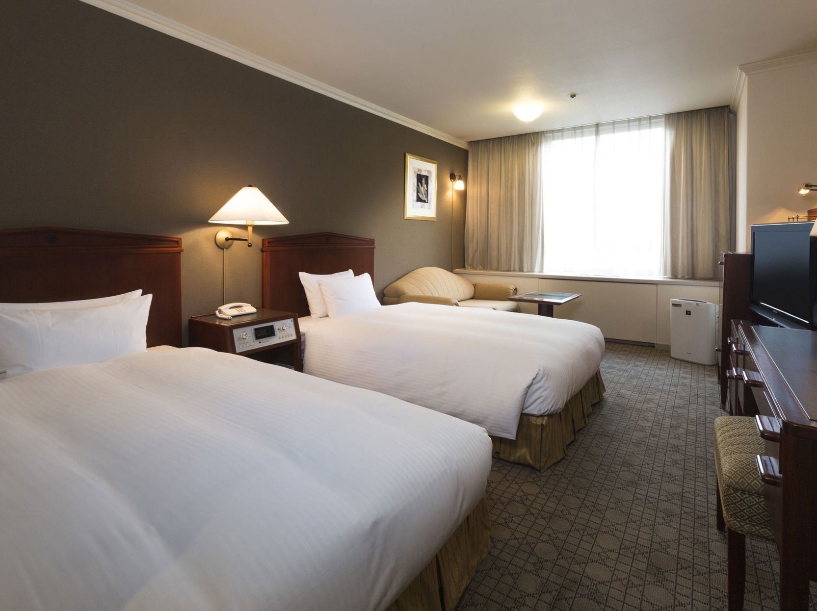 Selimut bulu angsa dan dilengkapi dengan perabotan berbeda-beda