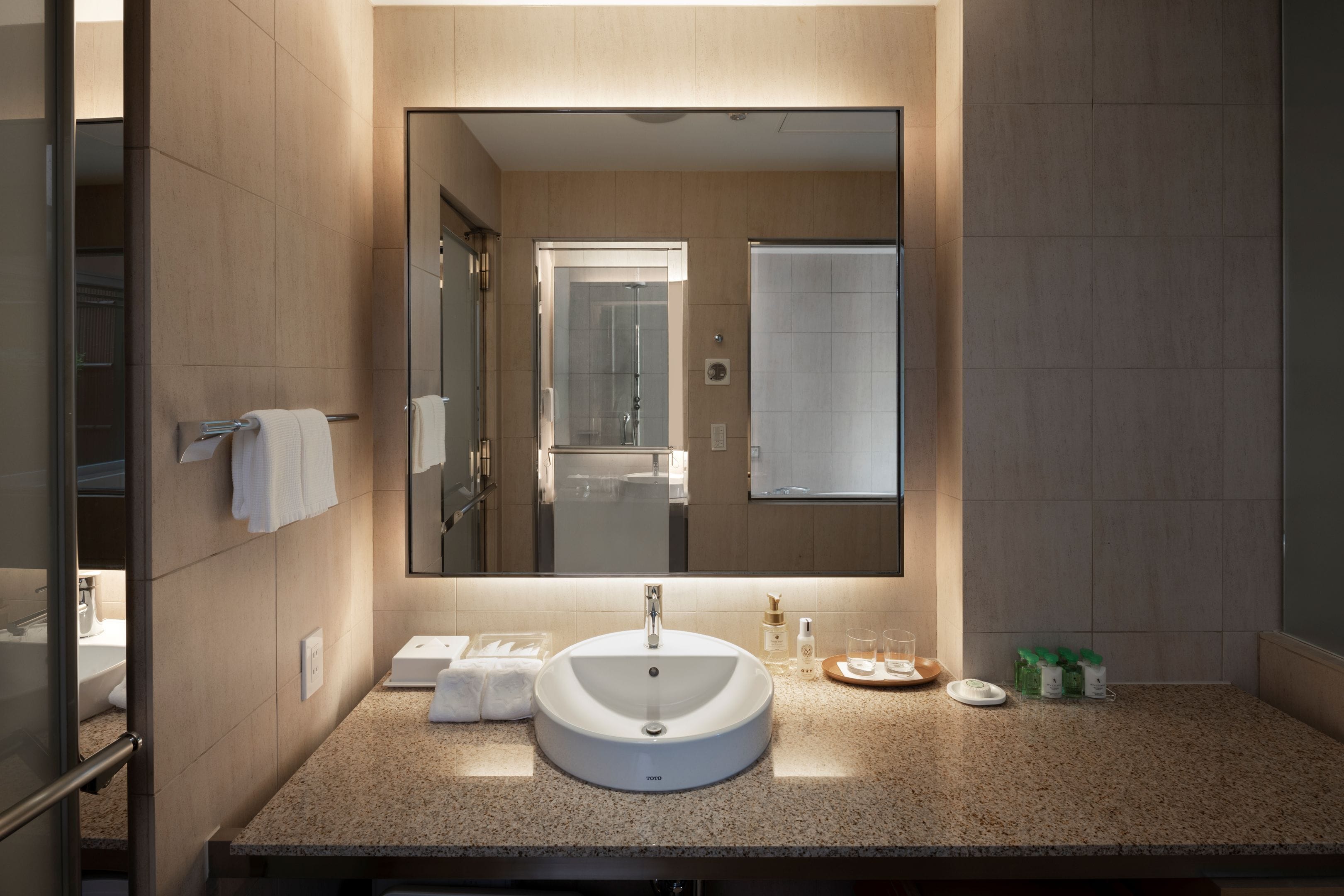 [grand in grand] deluxe double room/lounge access, non smoking | bathroom | combined shower/bathtub, free toiletries, hair dryer, slippers