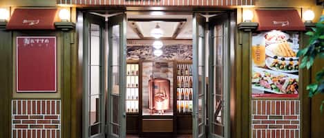 4 restaurants, breakfast, lunch, dinner served; French cuisine