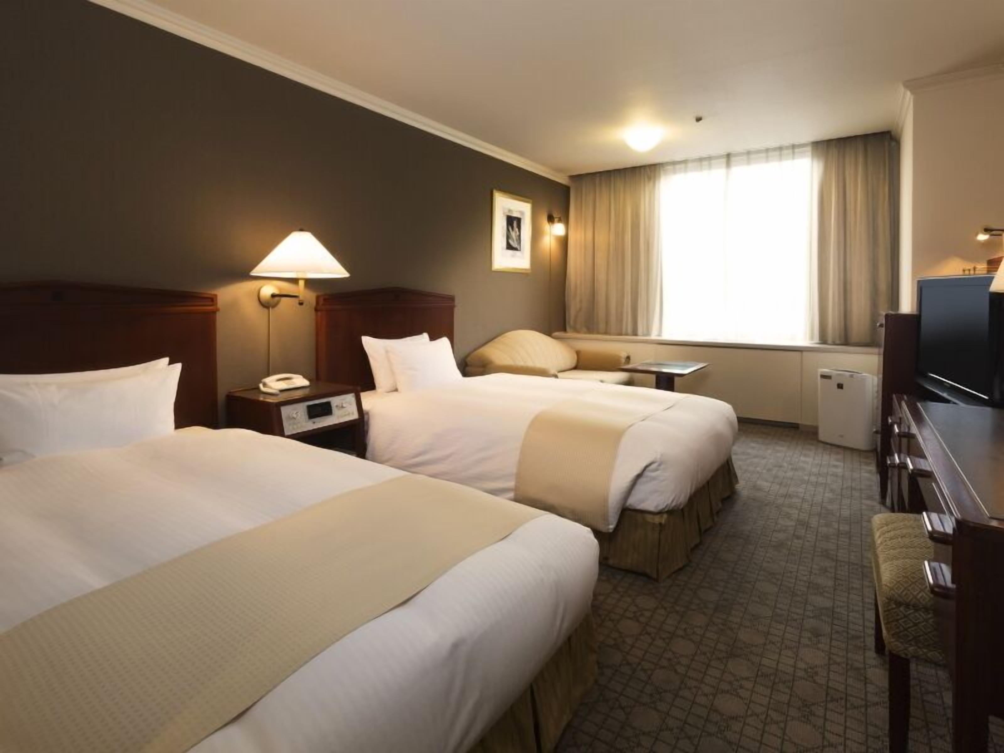 Selimut bulu angsa dan dilengkapi dengan perabotan berbeda-beda