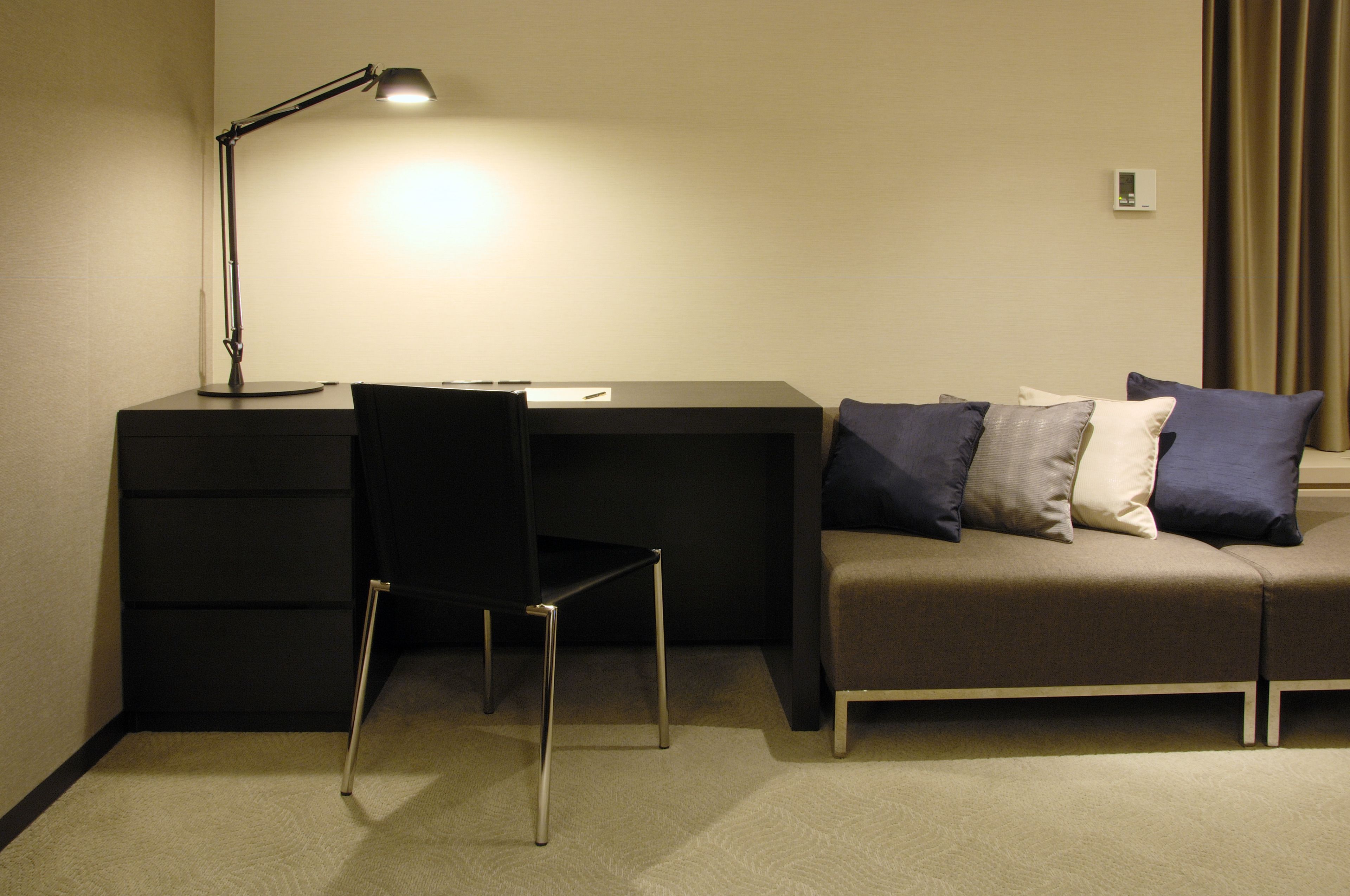 comfort large hollywood twin room - non smoking, east building   | living area | flat-screen tv