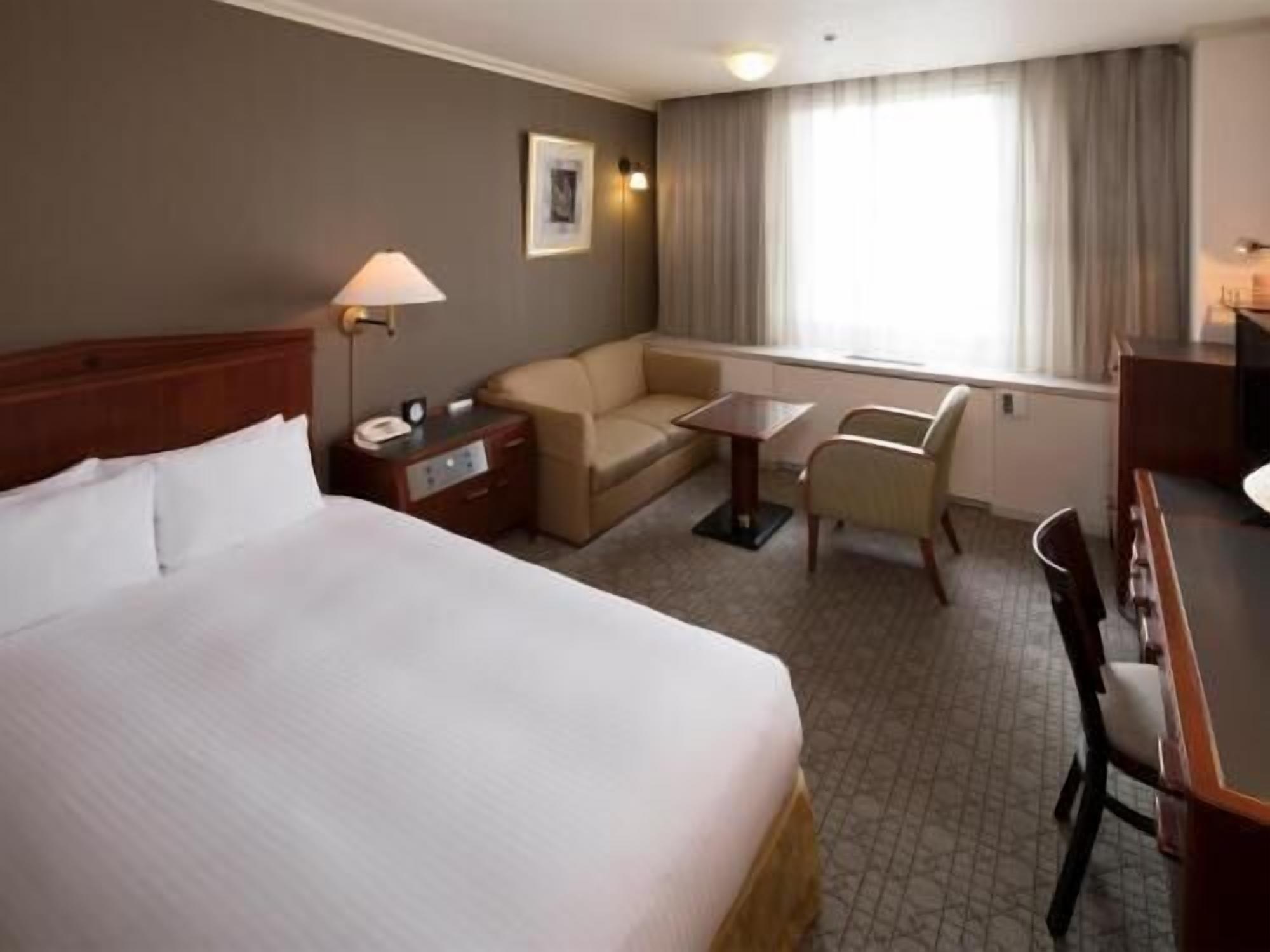 Selimut bulu angsa dan dilengkapi dengan perabotan berbeda-beda