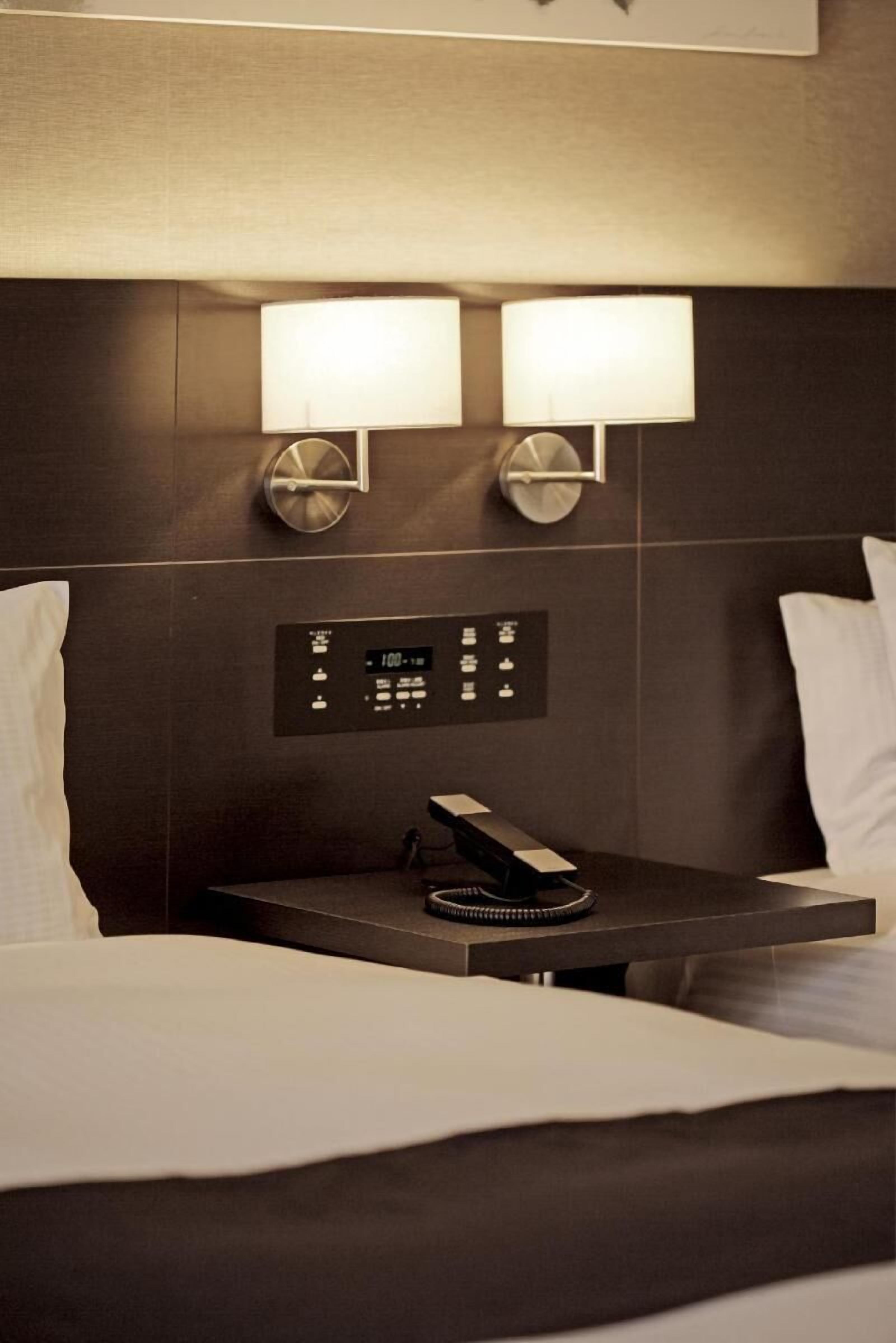 Selimut bulu angsa dan dilengkapi dengan perabotan berbeda-beda