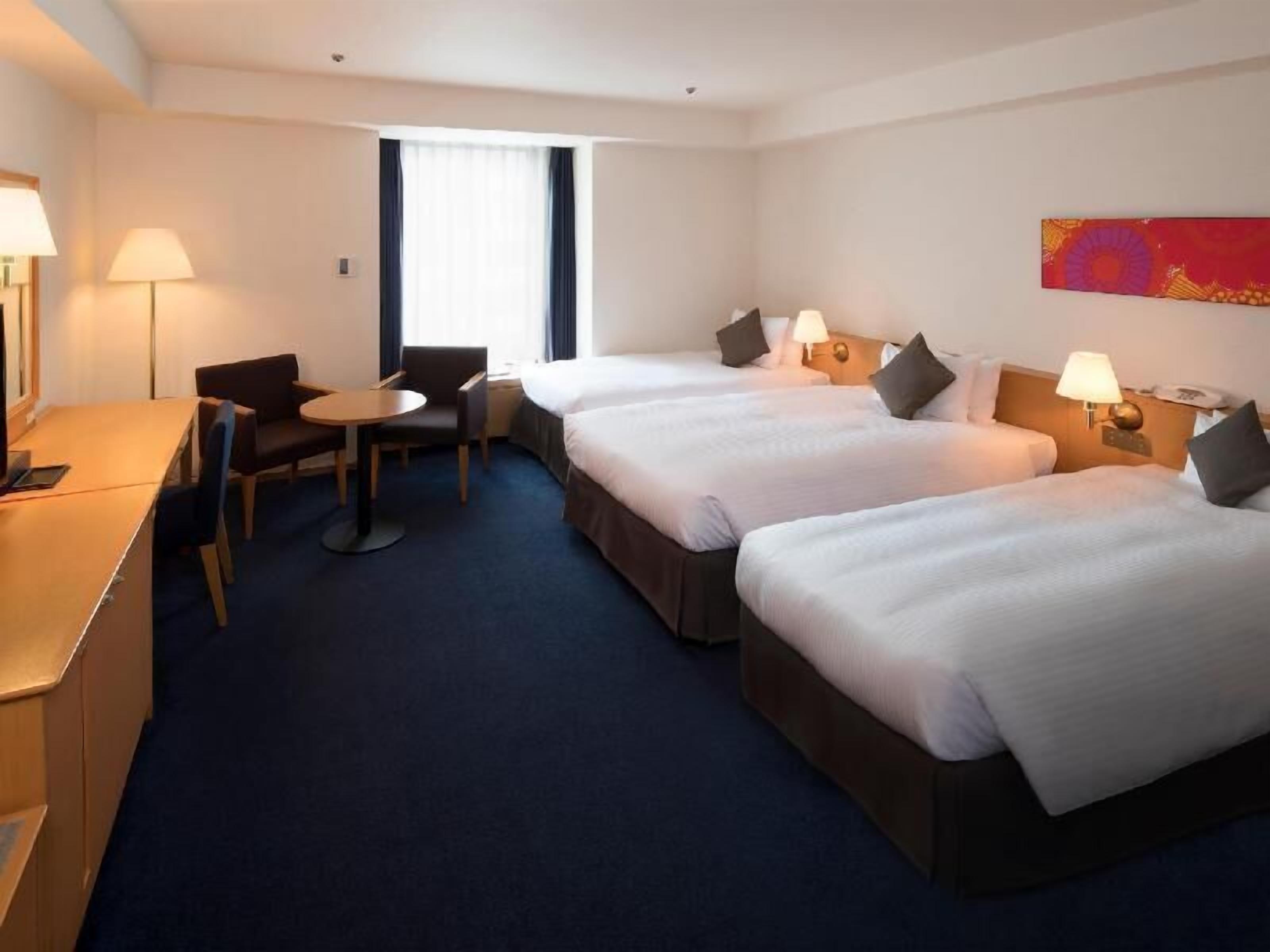 Selimut bulu angsa dan dilengkapi dengan perabotan berbeda-beda