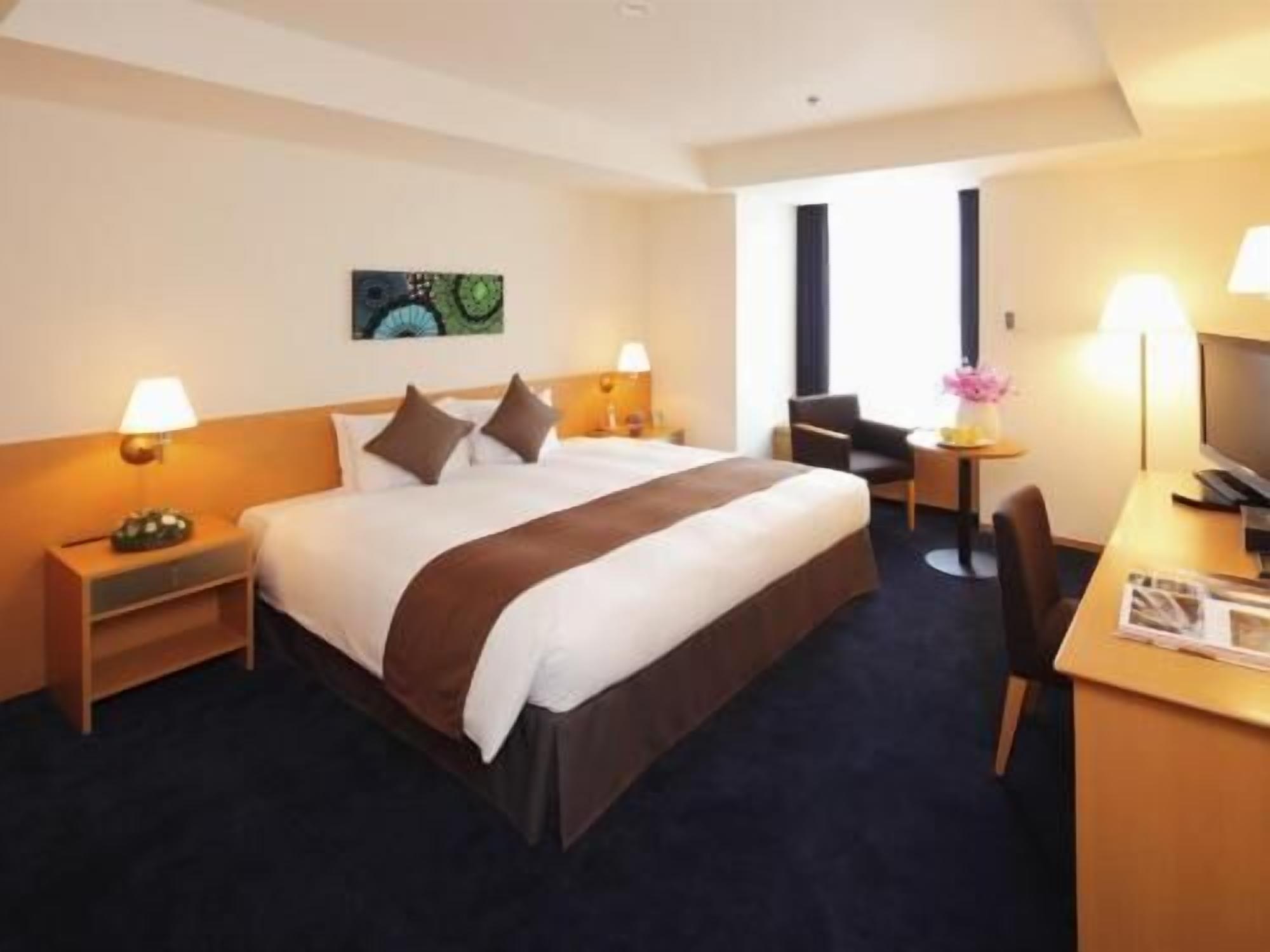 Selimut bulu angsa dan dilengkapi dengan perabotan berbeda-beda