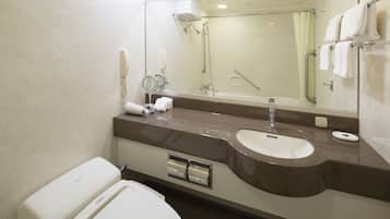 Un baño moderno con un lavamanos grande, espejo y retrete.