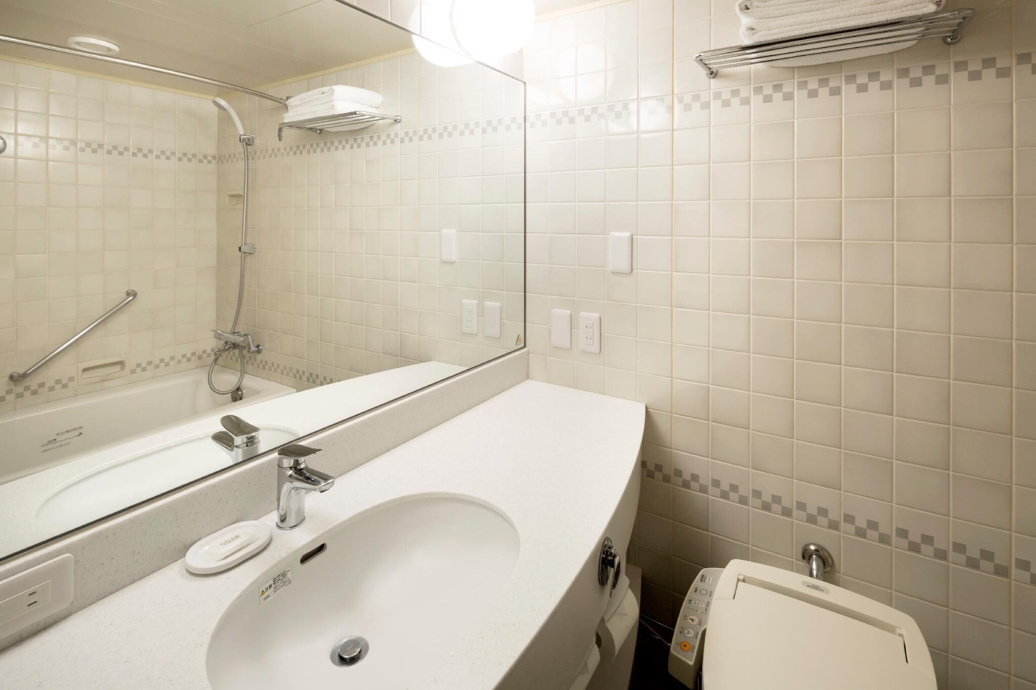 Kamar mandi | Kombinasi shower/bathtub dan perlengkapan mandi gratis