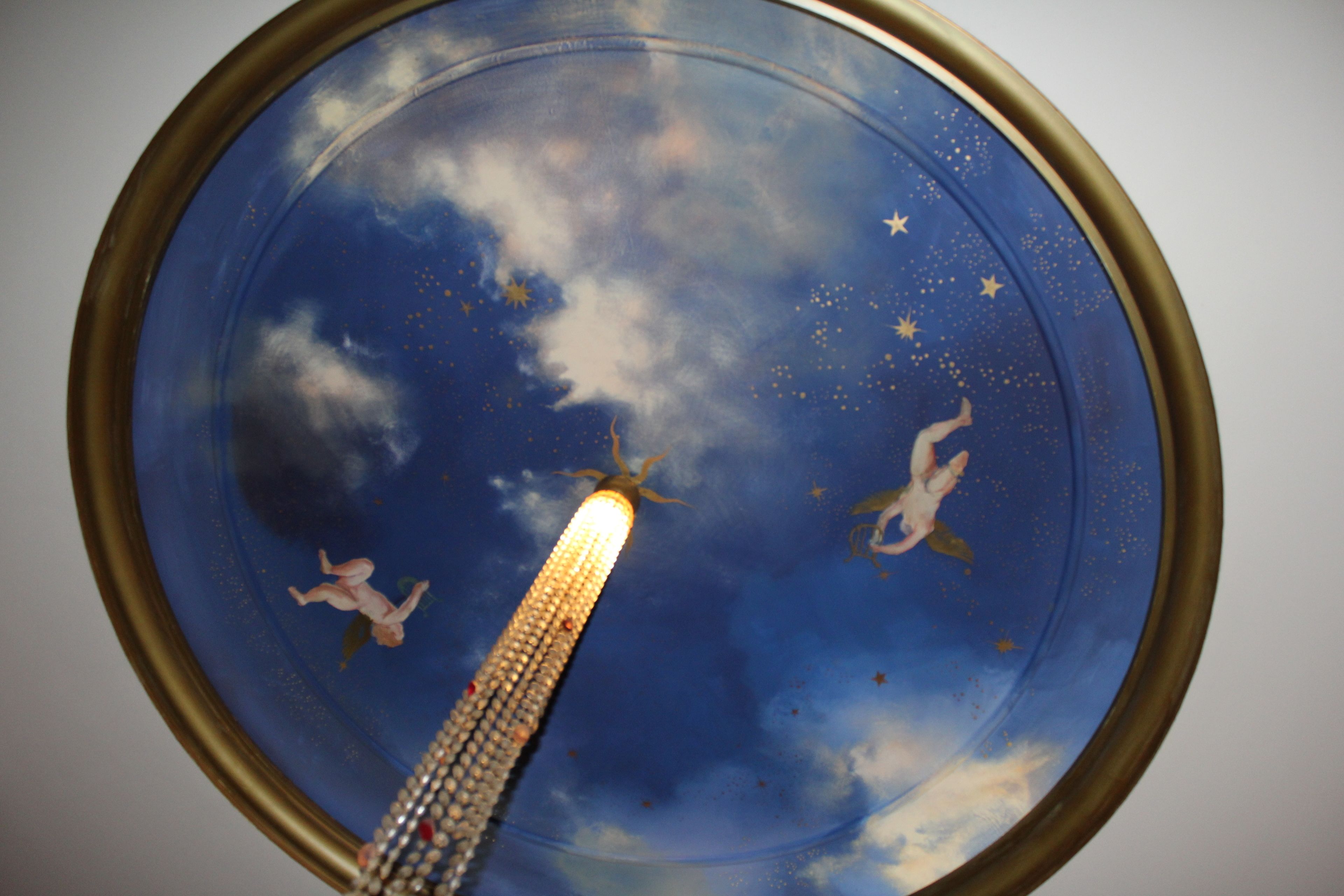 Teto circular com céu pintado, estrelas e querubins.