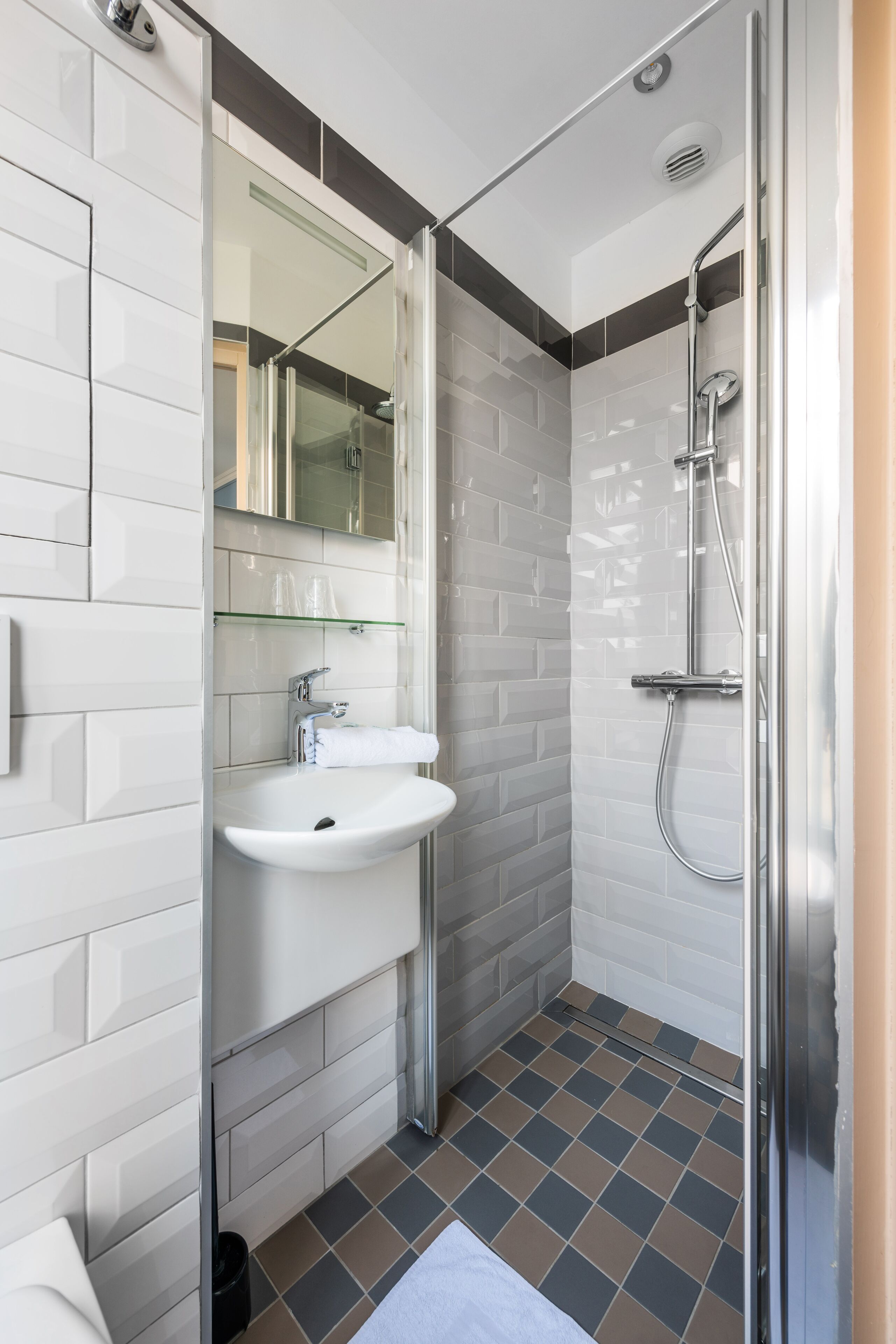 standard double room | bathroom | shower, free toiletries, hair dryer, towels