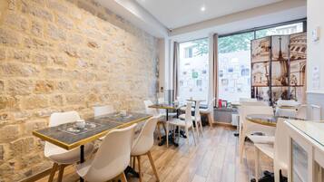 Kontinental frukost varje dag (EUR 11 per person)