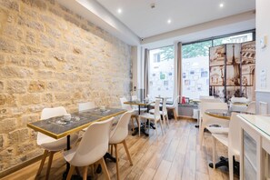 Daily continental breakfast for a fee - District République (Paris)
