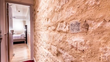 Ropa de cama de alta calidad y caja de seguridad en la habitación