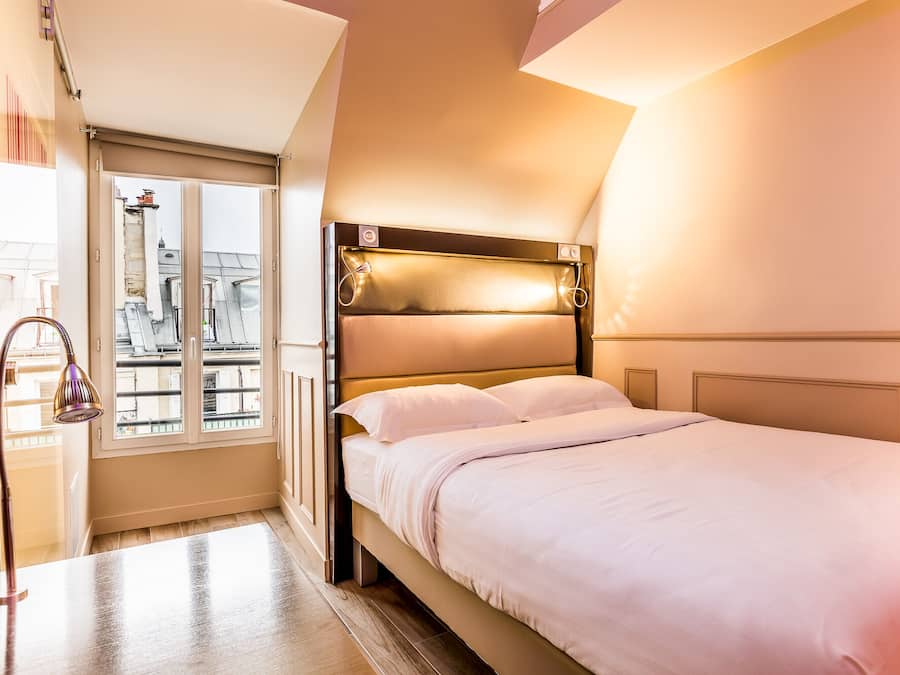 Premium bedding, in-room safe, laptop workspace, blackout curtains