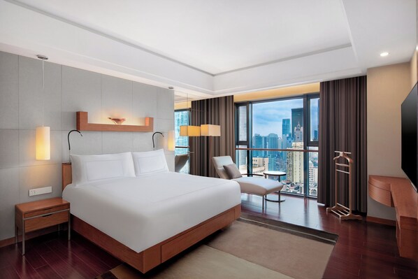 Executive Suite | Down comforters, minibar, in-room safe, desk - Swissotel Grand Shanghai (Shanghai)