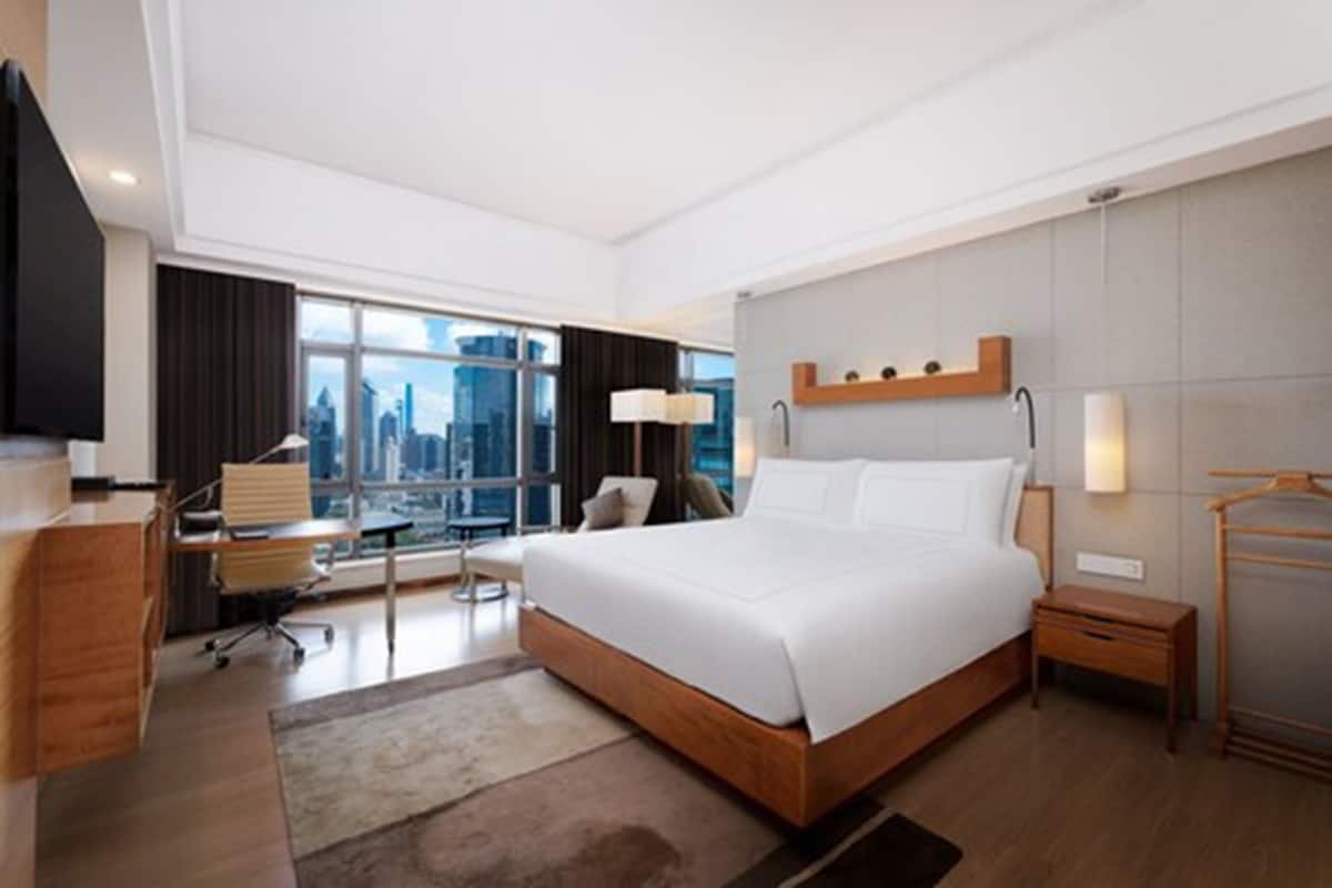 Executive Room King | Down comforters, minibar, in-room safe, desk