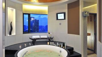 Presidential Suite | Bathroom | Separate tub and shower, free toiletries, hair dryer, bathrobes