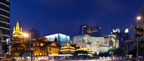 Façade de lâhĂ©bergement â soirĂ©e/nuit