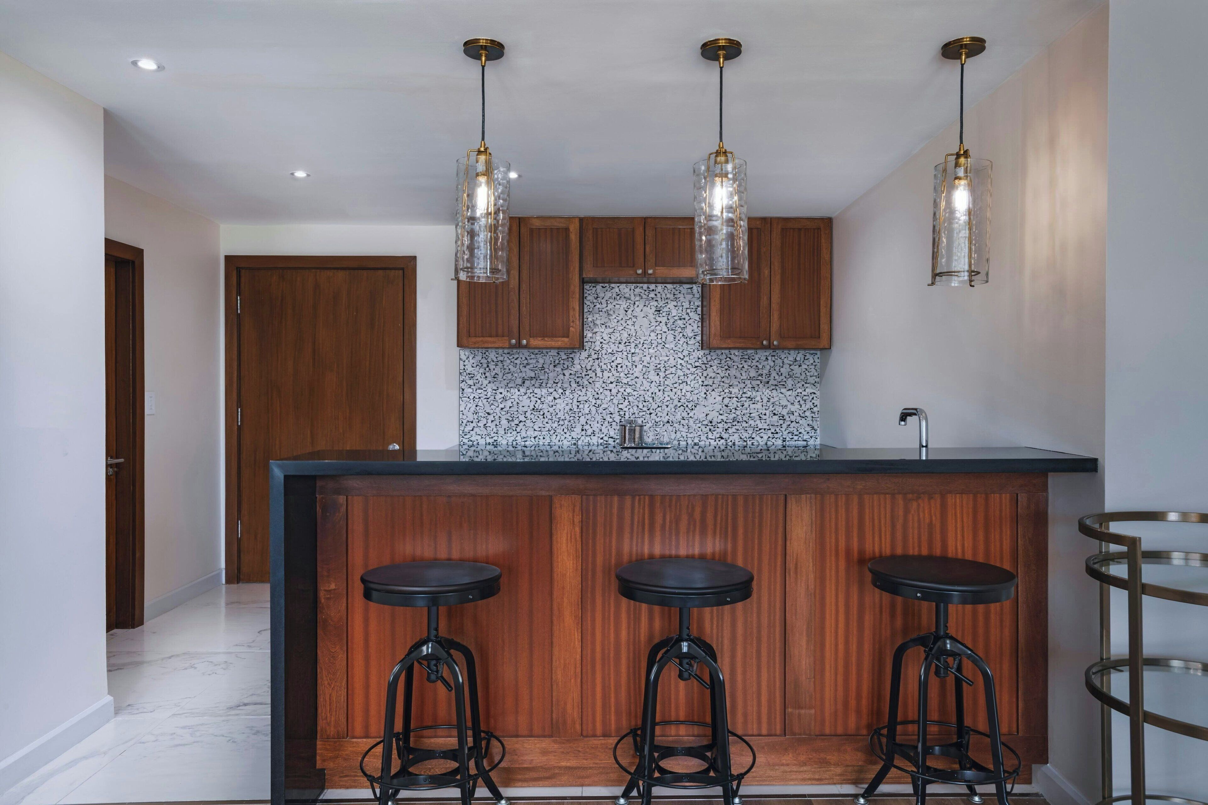 royal suite, 1 king bed (island) | bar (on property)