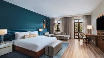 Una cassaforte in camera, una scrivania, postazione laptop