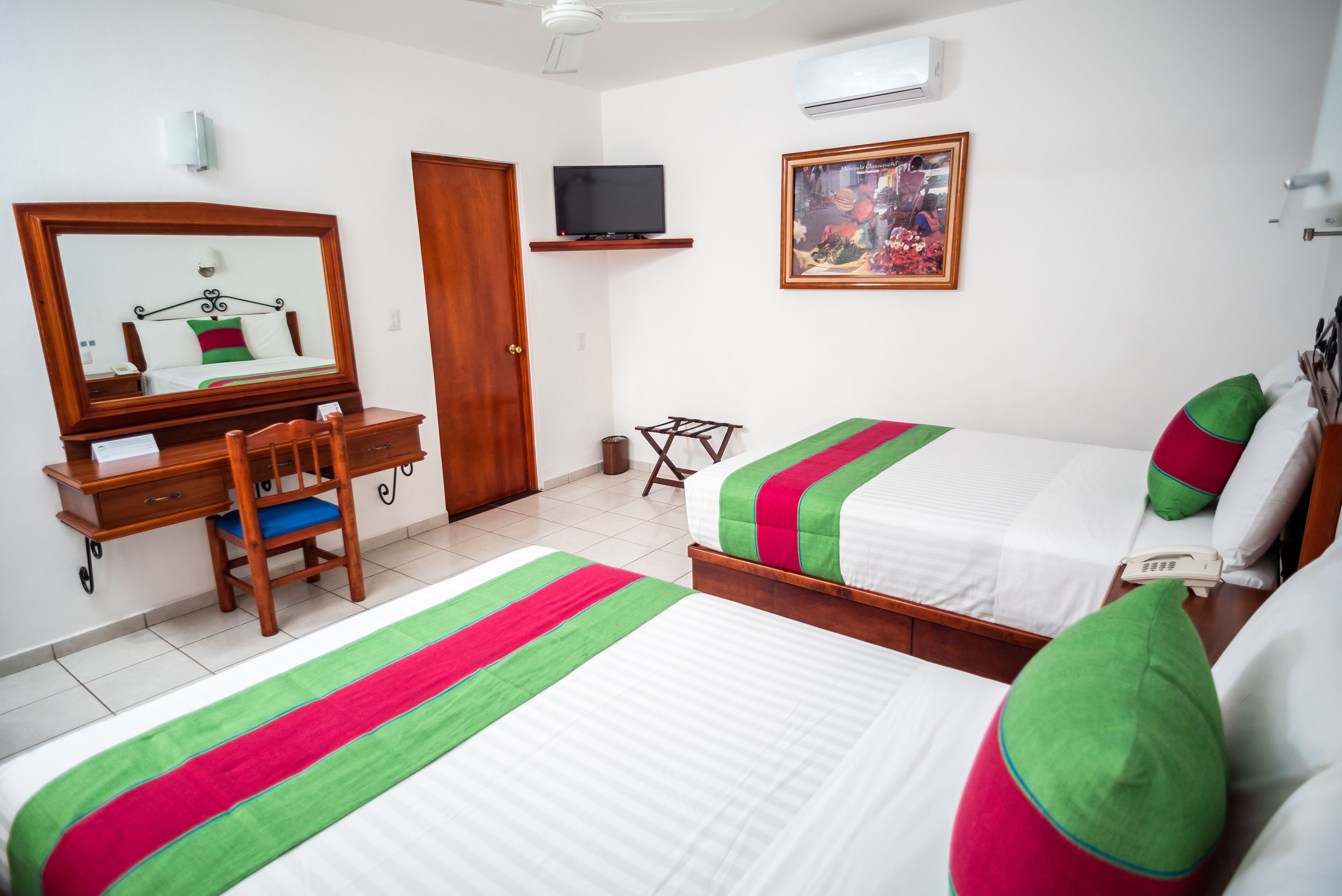 Habitación doble estándar, 2 camas matrimoniales | Caja de seguridad en la habitación y muebles diferentes 