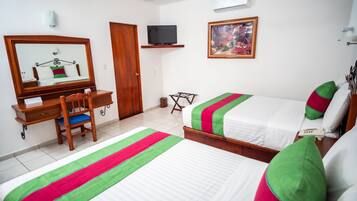 Habitación doble estándar, 2 camas matrimoniales | Caja de seguridad en la habitación y muebles diferentes