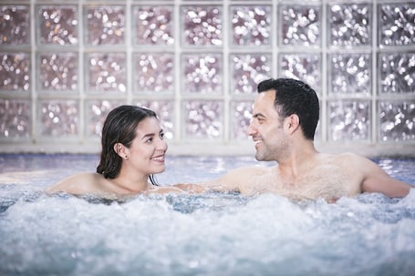 Hot tub, body treatments, hydrotherapy, aromatherapy, hot stone massages. Los Olivos Spa