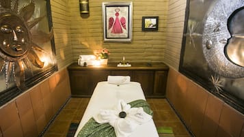 Hot tub, perawatan tubuh, hidroterapi, dan aromaterapi