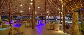 Bar à beira da piscina