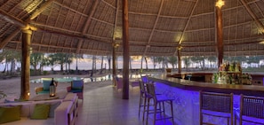 Bar tepi kolam renang