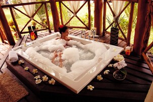 Indoor spa tub