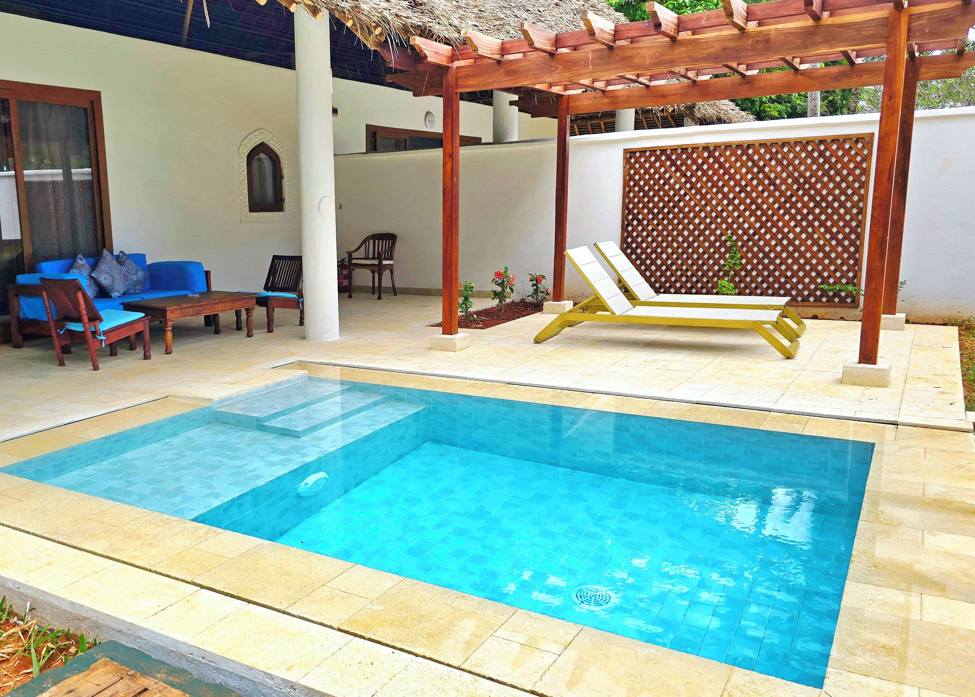 Junior Suite, Garden View | Minibar, in-room safe, desk, iron/ironing board