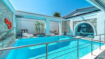 Outdoor pool, sun loungers