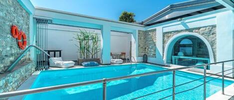 Ulkouima-allas, aurinkotuoleja