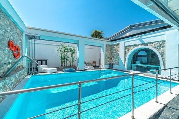 Ulkouima-allas, aurinkotuoleja