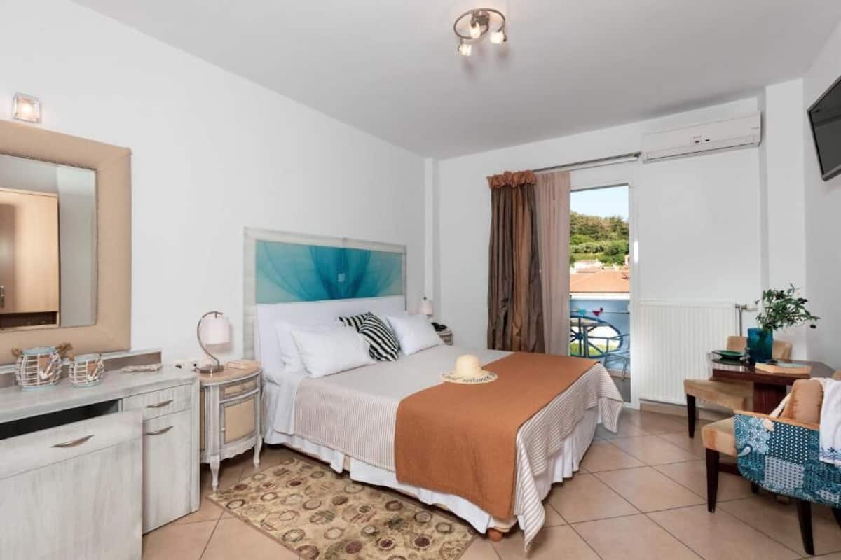 Double Room | 1 bedroom, minibar, in-room safe, laptop workspace